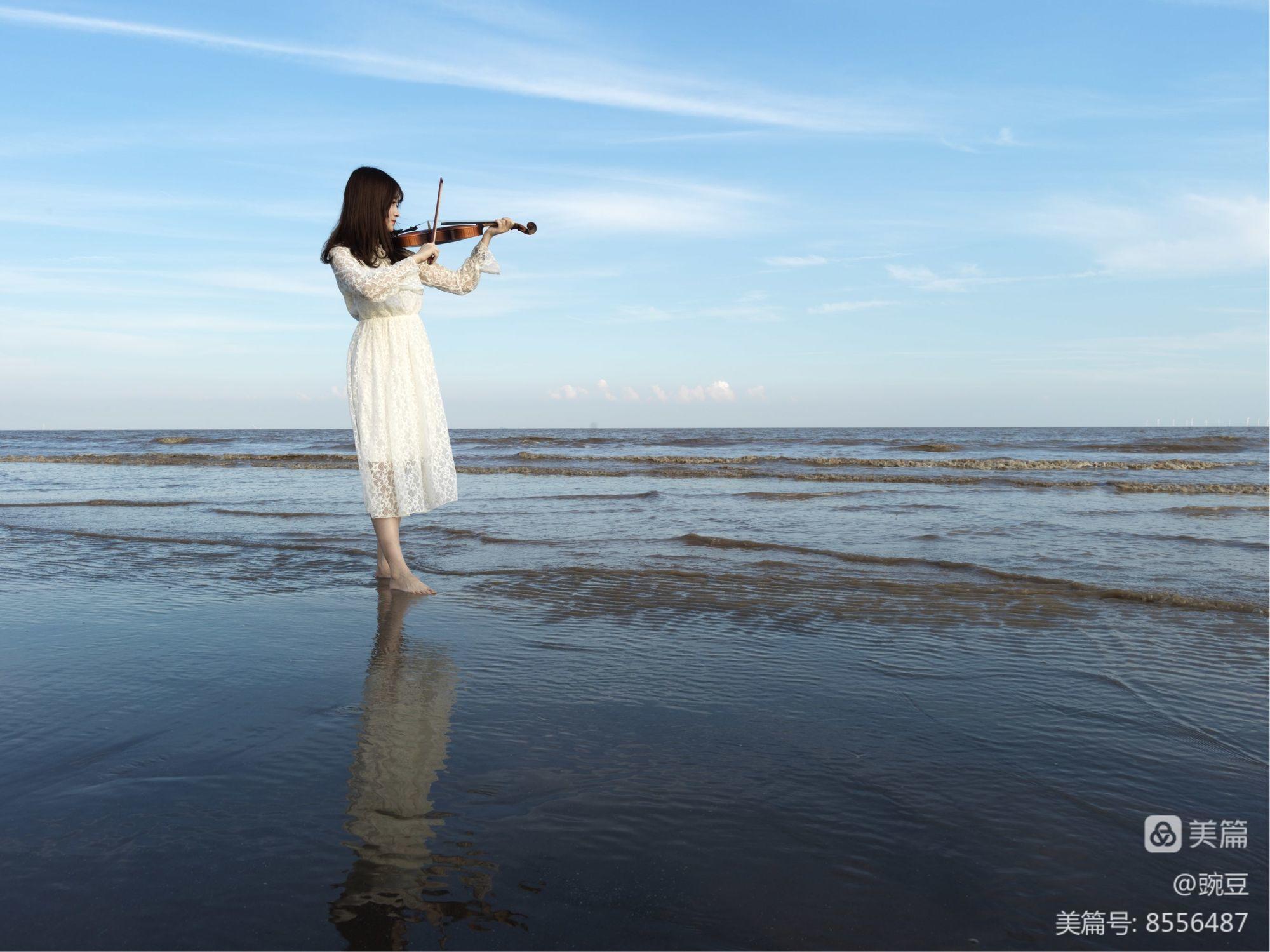 沙滩上的少女水彩画_沙滩美少女_沙滩少女简笔画