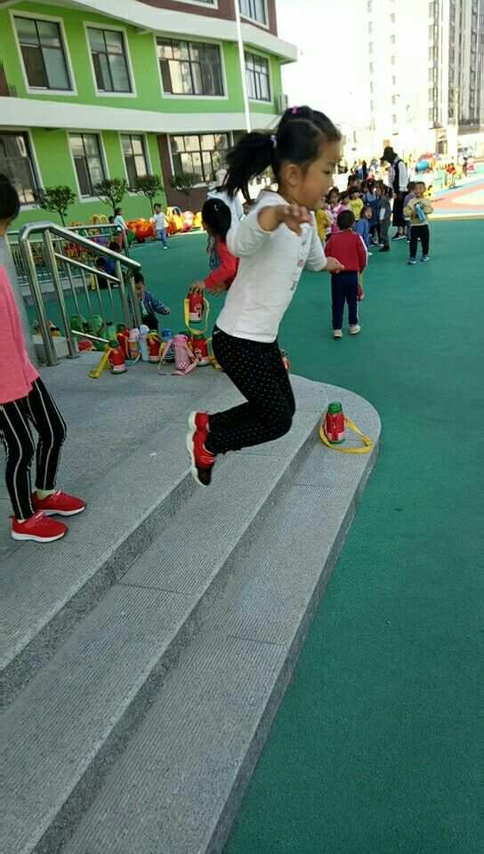 早教跳跃的训练方法_早教游戏0-3岁蹬跳练习_早教跳跃游戏