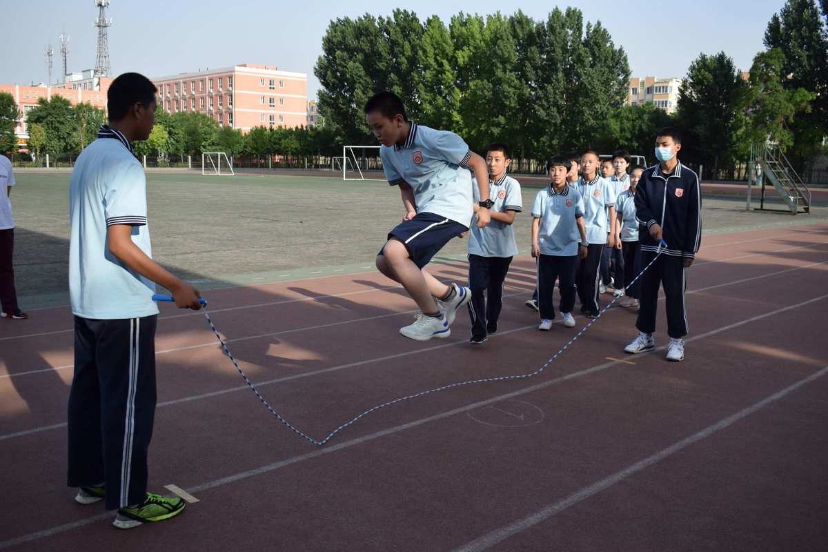 小学生体育课趣味游戏_小学生体育课玩的游戏_小学生的体育课游戏