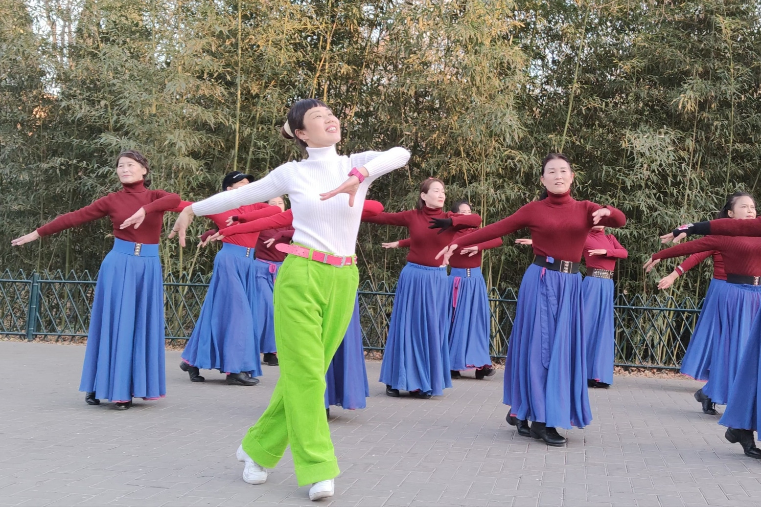 杨艺全民广场舞_全民广场舞_全民广场舞五星红旗的分解动作