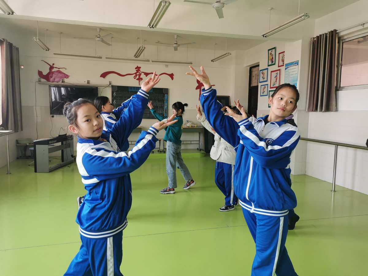 学校流行的游戏_手机学校题材游戏_学校类的游戏