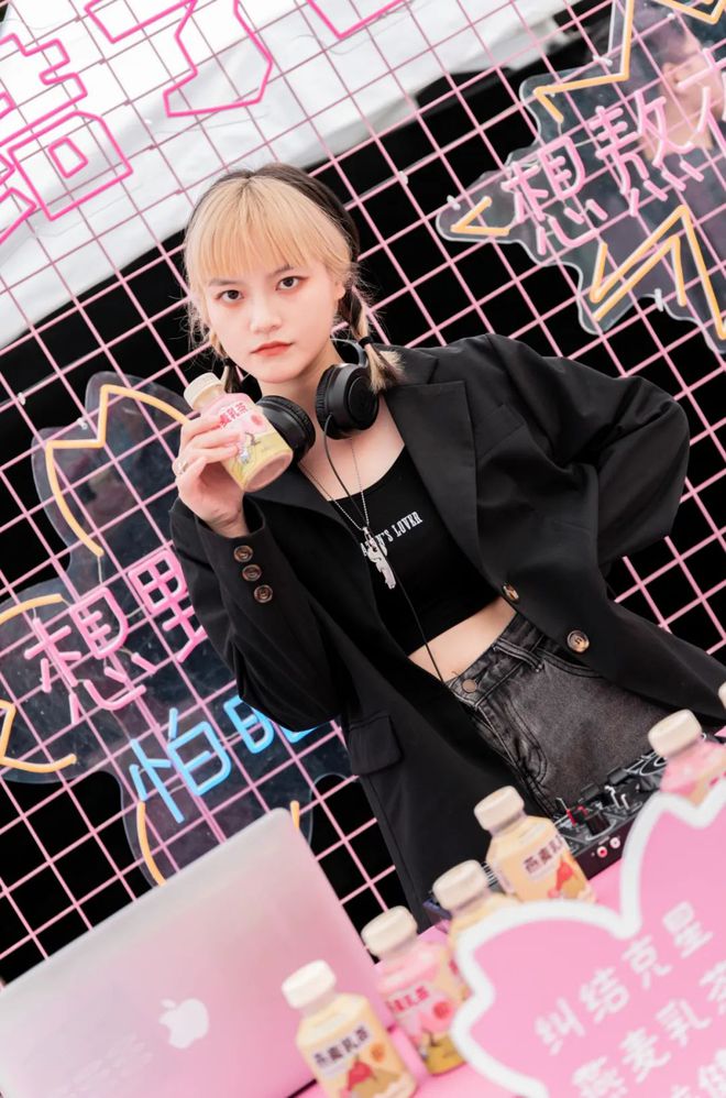 手机小游戏开车上山坡_山坡越野车小游戏_开车爬坡的游戏