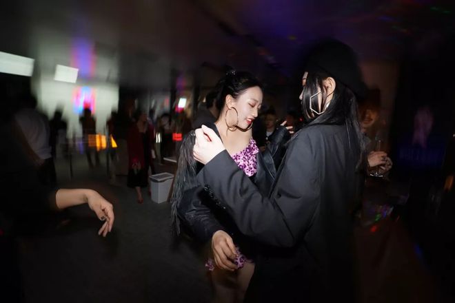 山坡越野车小游戏_开车爬坡的游戏_手机小游戏开车上山坡
