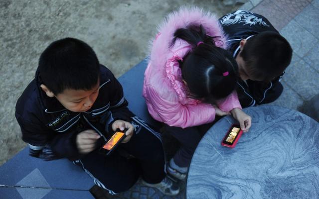 小孩玩手机游戏有好处吗_手机游戏小孩玩_小孩玩手机游戏怎么控制